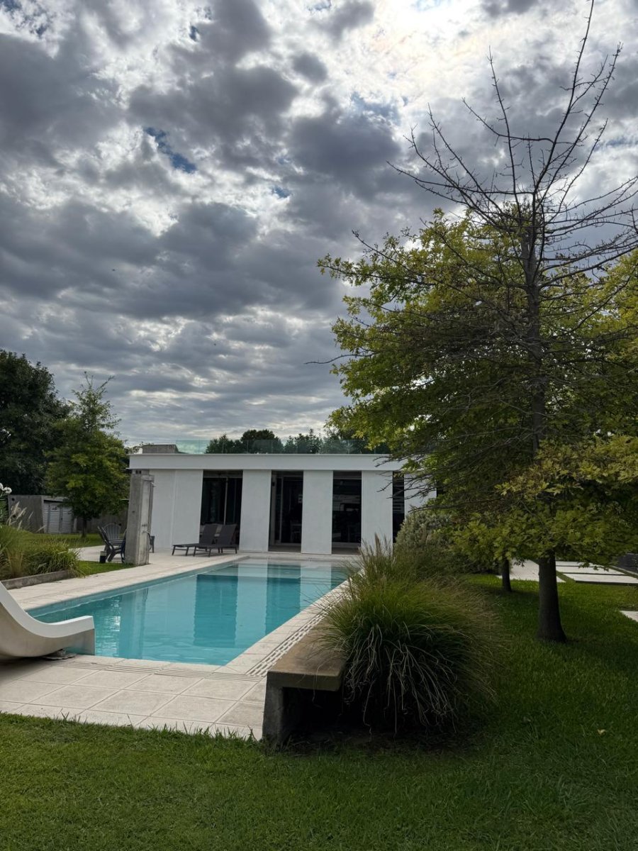 Funes: Kentucky Club de Campo - Casa de 4 dormitorios y 4 cocheras de alta gama, Santa Fe, Argentina - 2