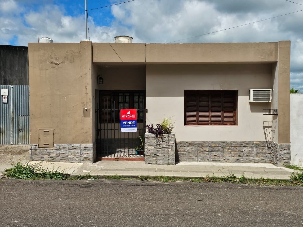 Casa De Dos Dormitorios, Un Baño, Galeria Y Jardin. Frente A Escuela Normal — foto 2