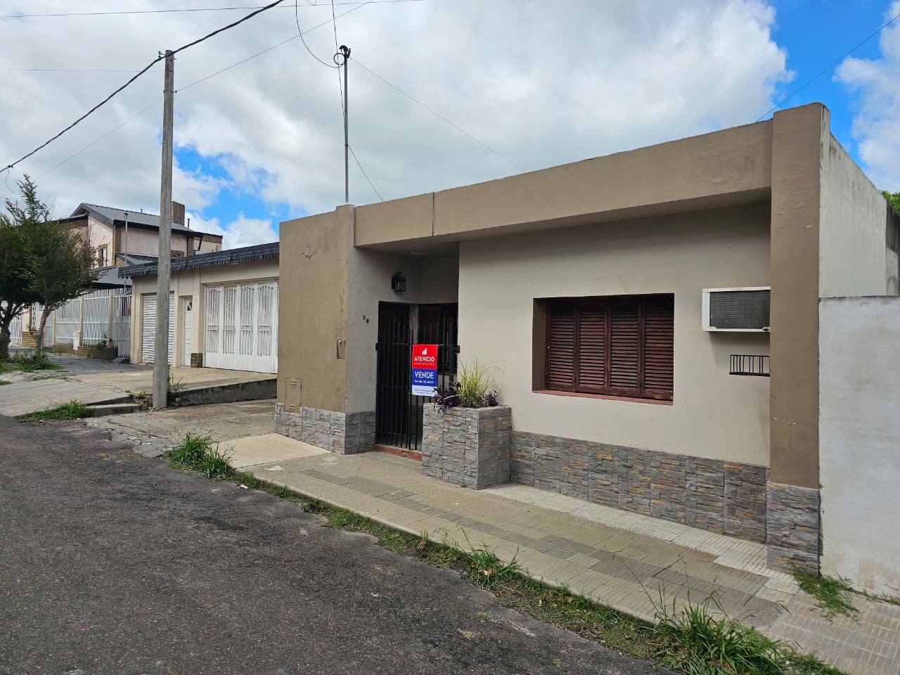 Casa De Dos Dormitorios, Un Baño, Galeria Y Jardin. Frente A Escuela Normal