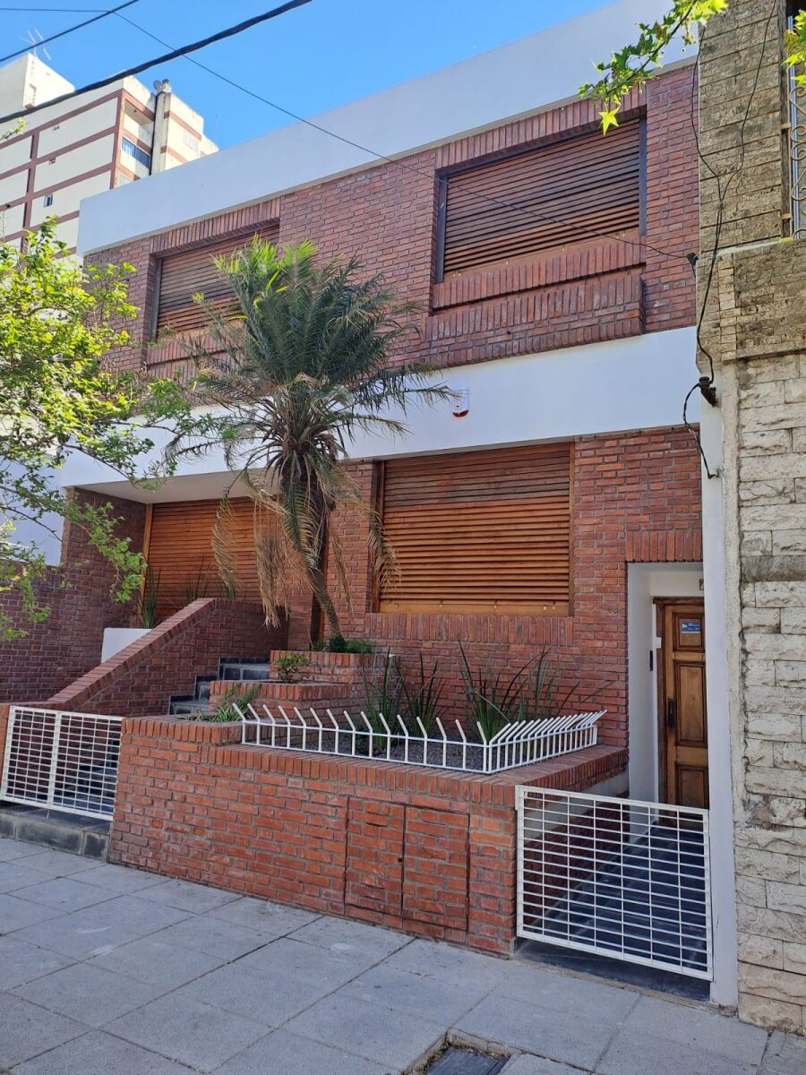 Casa de 3 dormitorios ,comodin, patio, quincho, cochera doble. Del Valle de Ibearlucea 640 — foto 3