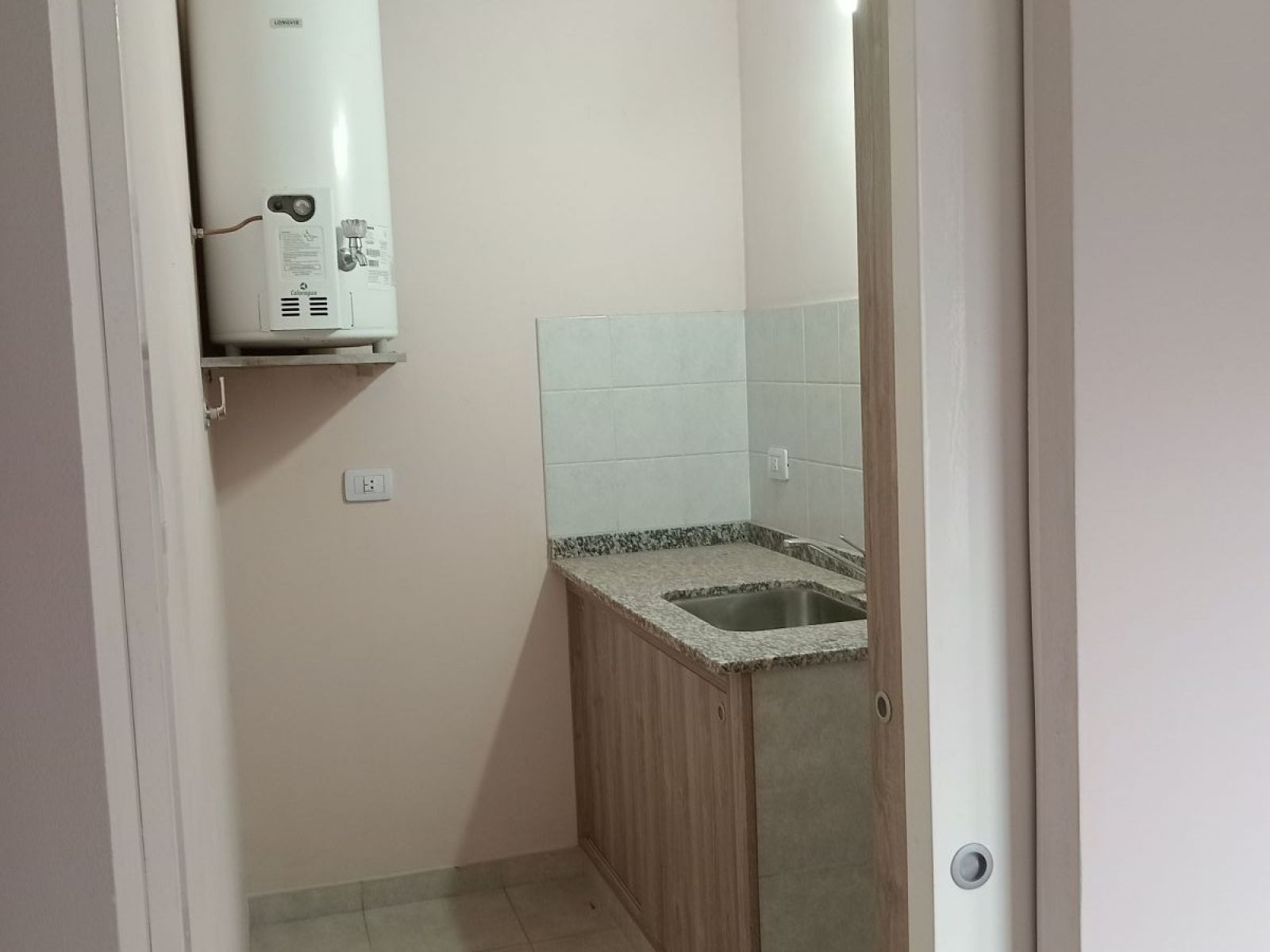 ALQUILER en ciudad de PEREZ Casa Interna de 1 dormitorio. Excelente estado. — foto 9