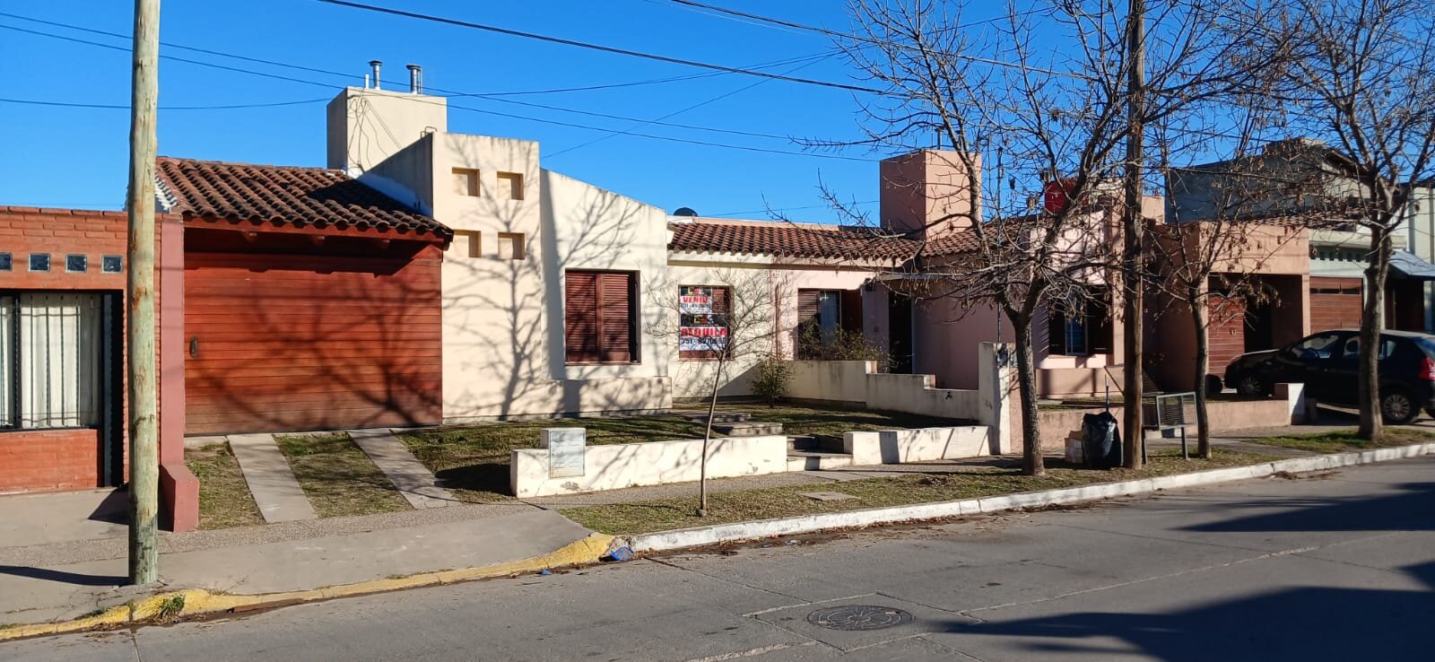 ALTA GRACIA, Portales del Sol, casa de 2 dorm. baño coc/com. Estar/comedor patio y  Garaje