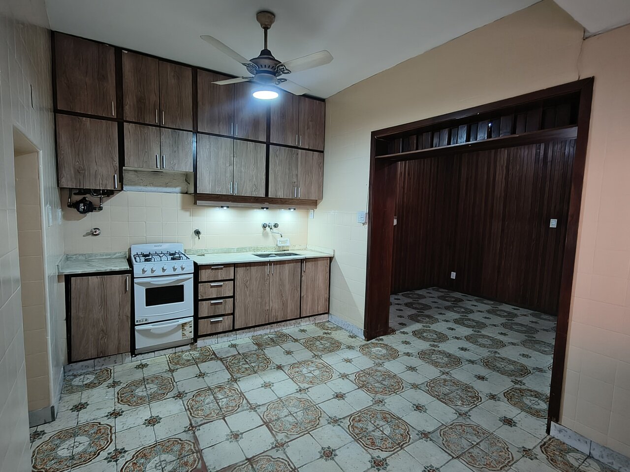 CASA CON PATIO Y COCHERA - PTE. PERON Y VALPARAISO - 3