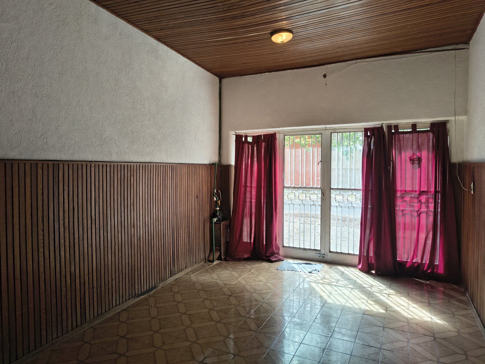 CASA CON PATIO Y COCHERA - PTE. PERON Y VALPARAISO - 7