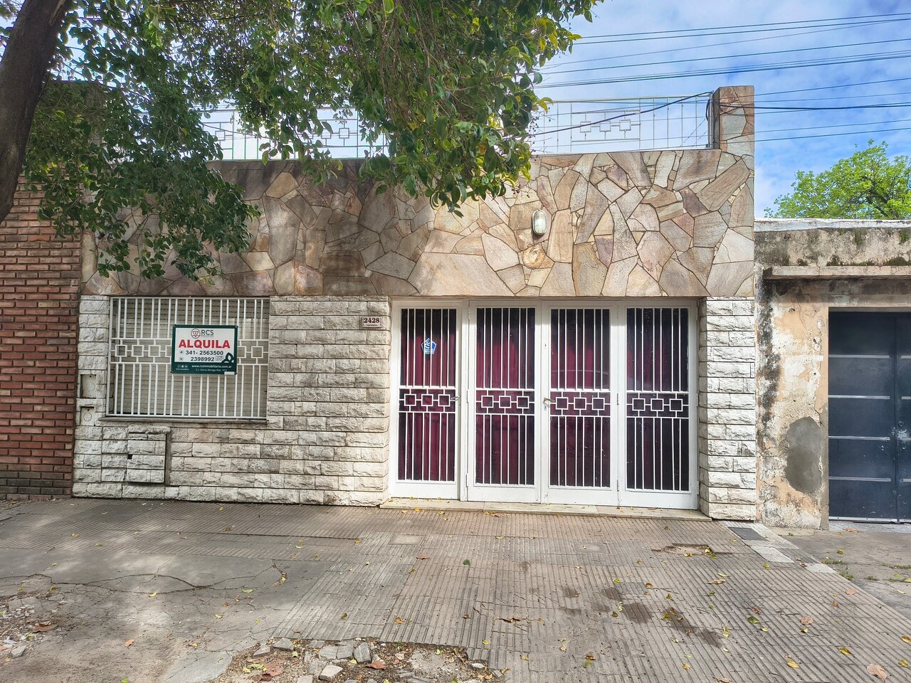 CASA CON PATIO Y COCHERA - PTE. PERON Y VALPARAISO - 1