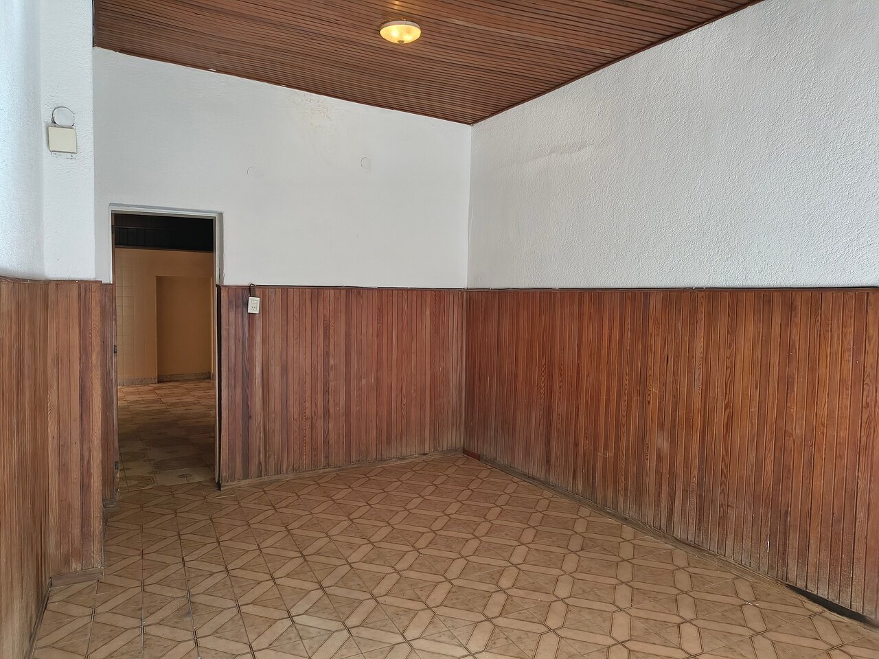 CASA CON PATIO Y COCHERA - PTE. PERON Y VALPARAISO - 8