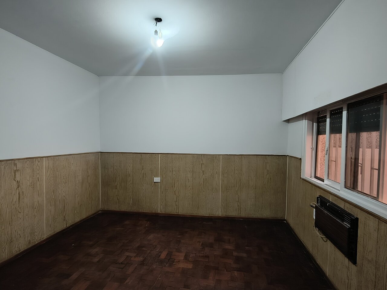 CASA CON PATIO Y COCHERA - PTE. PERON Y VALPARAISO - 9