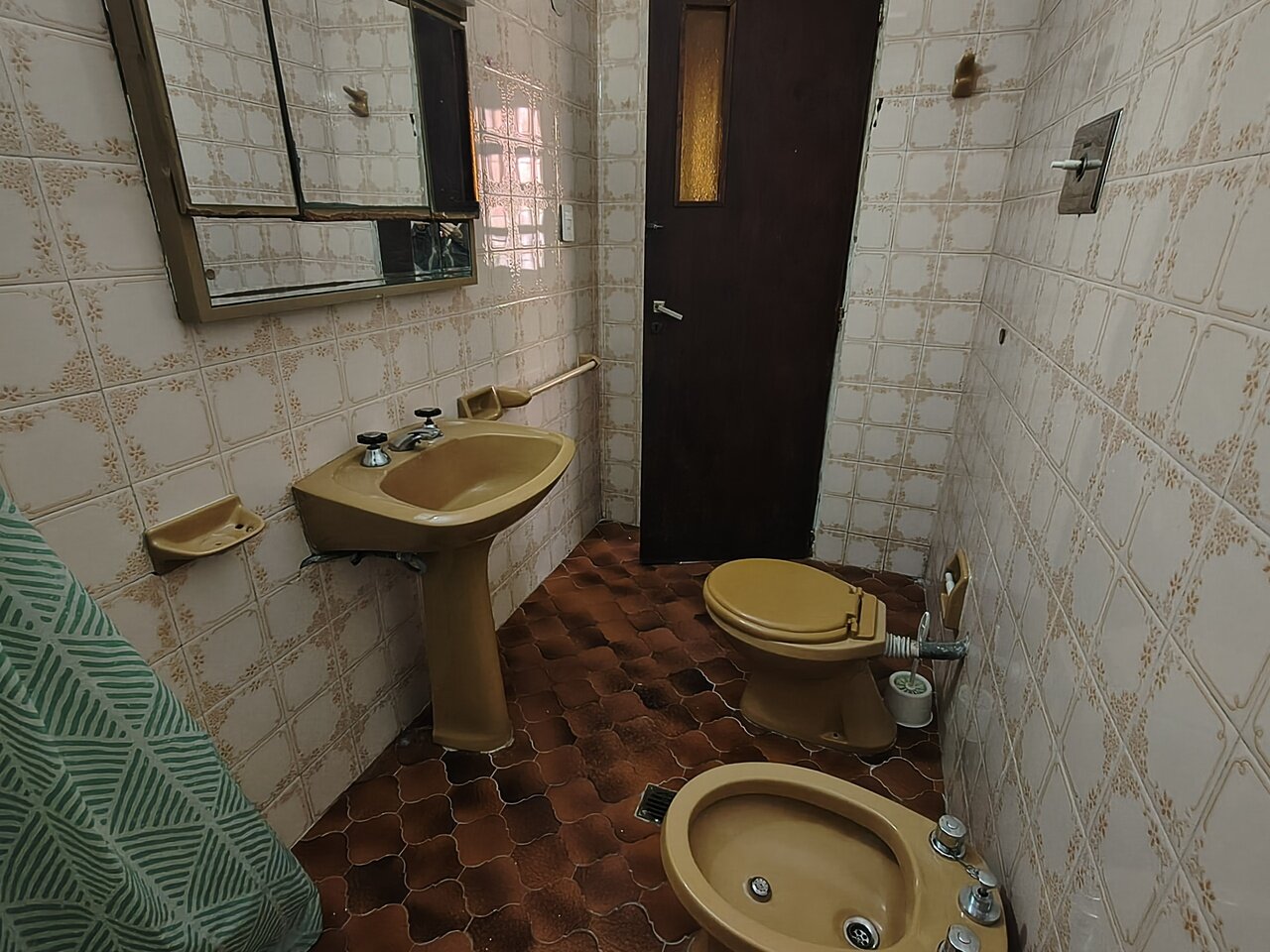 CASA CON PATIO Y COCHERA - PTE. PERON Y VALPARAISO - 12