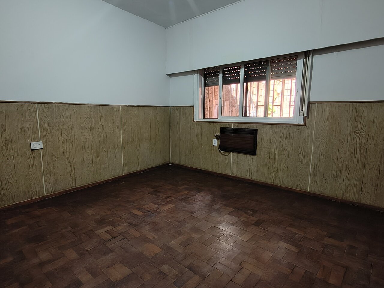 CASA CON PATIO Y COCHERA - PTE. PERON Y VALPARAISO - 10