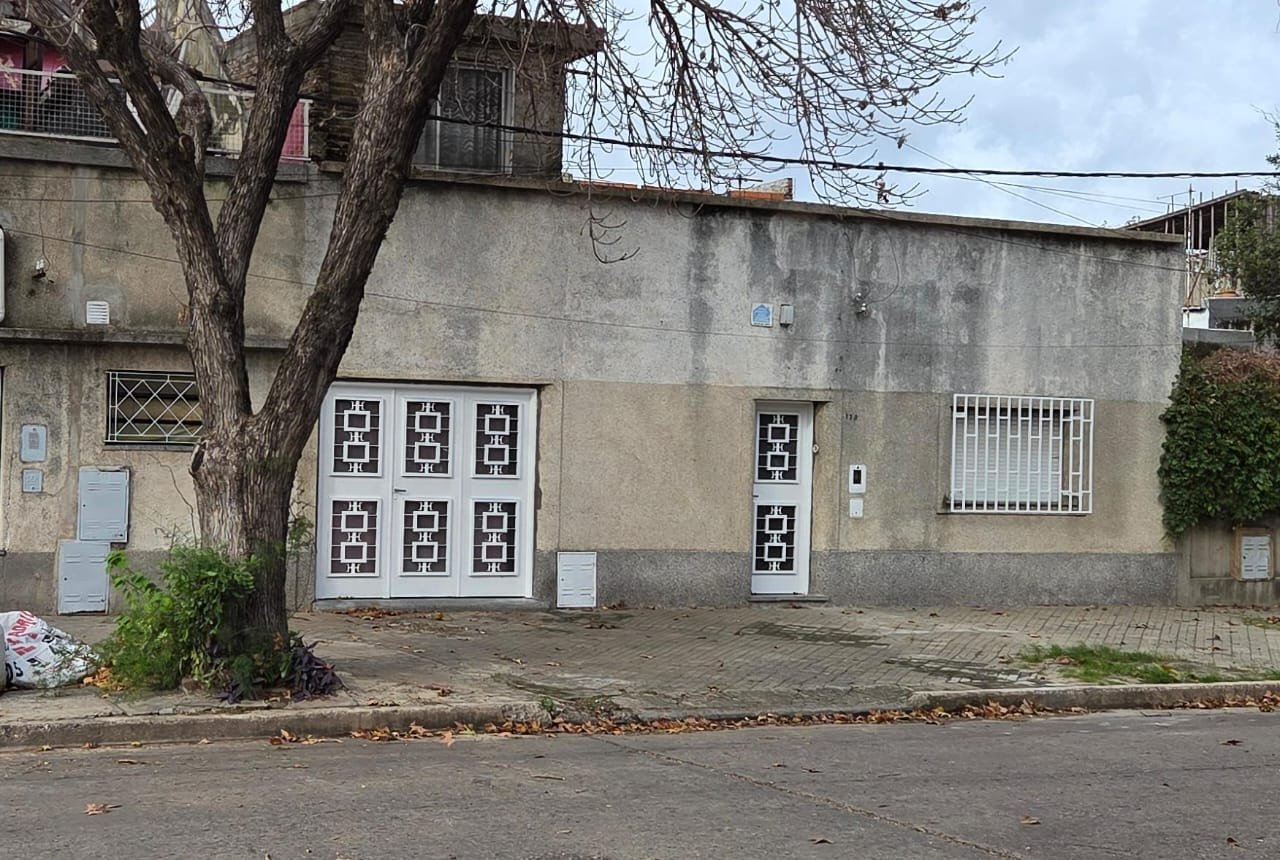 CASA AL FRENTE CON COCHERA. DISPONIBLE. ESCRITURACION INMEDIATA. BARRIO LUDUEÑA.RETASADA