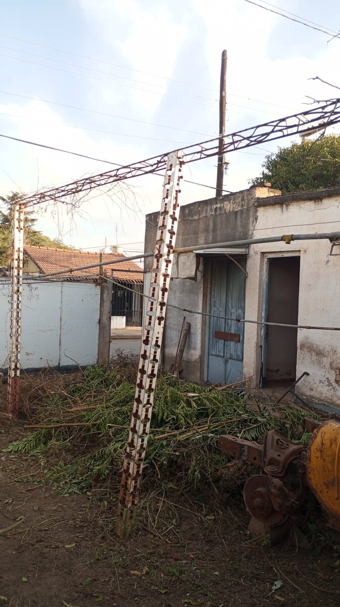 VENDO LOTE CON CONSTRUCCIÓN A DEMOLER, ZONA SUR - Imagen 11