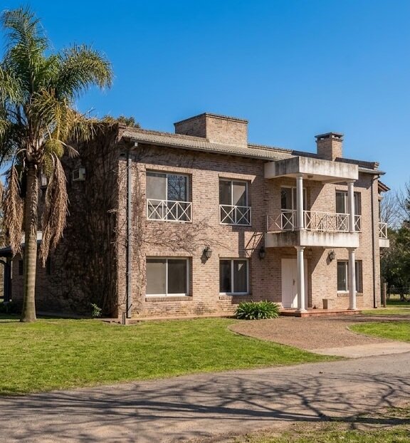CASA EN VENTA COUNTRY LOS ALAMOS LOTE ESQUINA 1000 m2. 4 Dormitorios. Excelente!