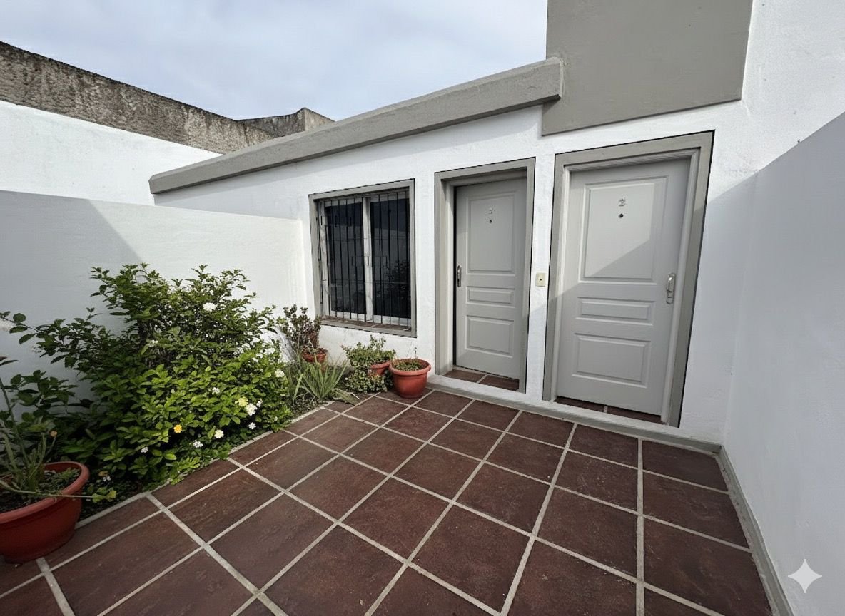 Ingreso desde patio común. Imagen ilustrativa generada digitalmente (IA) - 1 de 17