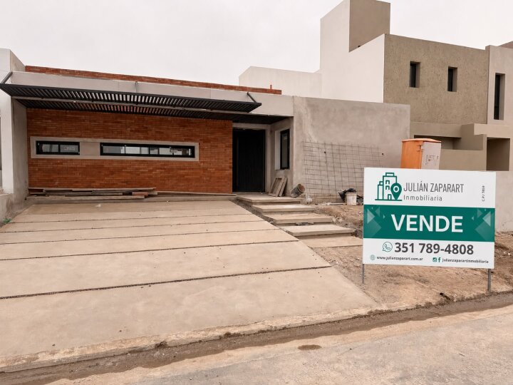 CASA EN VENTA DE 3 DORMITORIOS EN RINCONES DE MANANTIALES - RECIBO LOTE EN MANANTIALES -