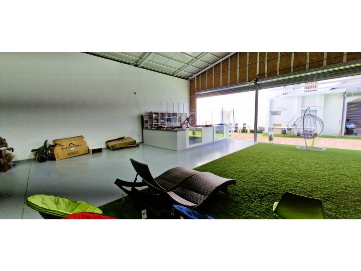 Venta o arriendo de propiedad comercial en Quillota, 800 m2., con 2 dptos., 2 locales y galpón.