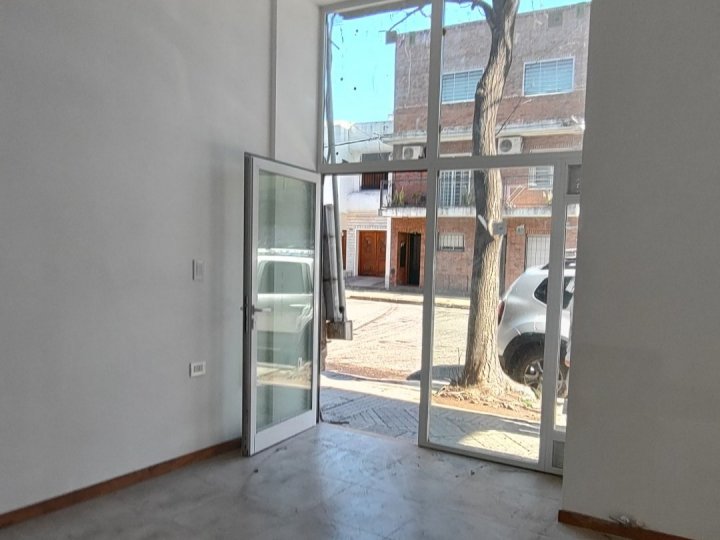 Local vidriado a estrenar en venta