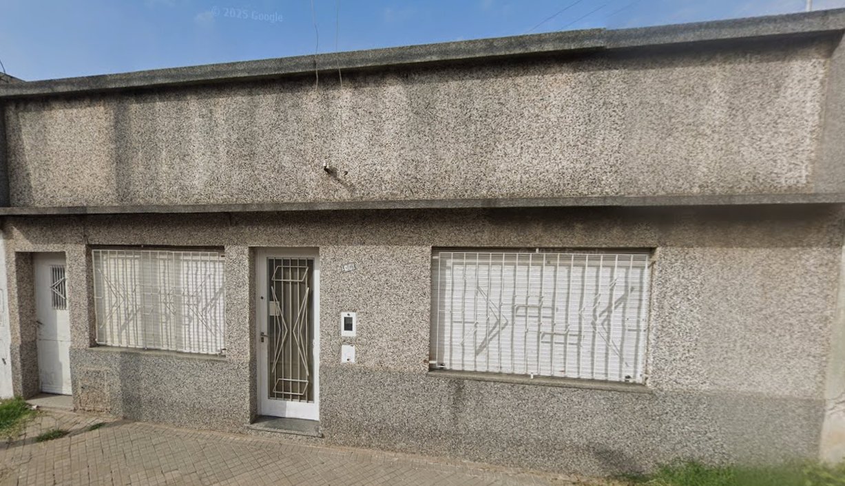 CASA AL FRENTE CON AMBIENTES AMPLIOS Y GRAN PATIO, ALQUILADA.HUMBERTO PRIMO AL 1800