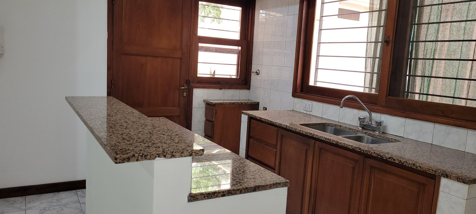 CASA AL FRENTE EN ARROYITO, AMBIENTES AMPLIOS,PATIO,TERRAZA . FERREYRA 1180. — foto 6
