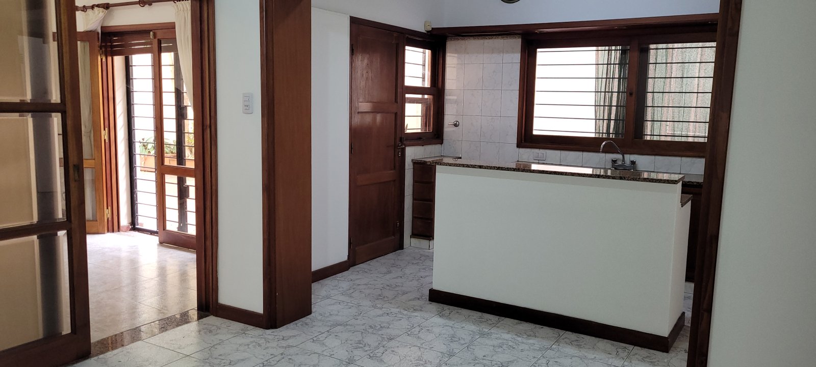 CASA AL FRENTE EN ARROYITO, AMBIENTES AMPLIOS,PATIO,TERRAZA . FERREYRA 1180. — foto 5