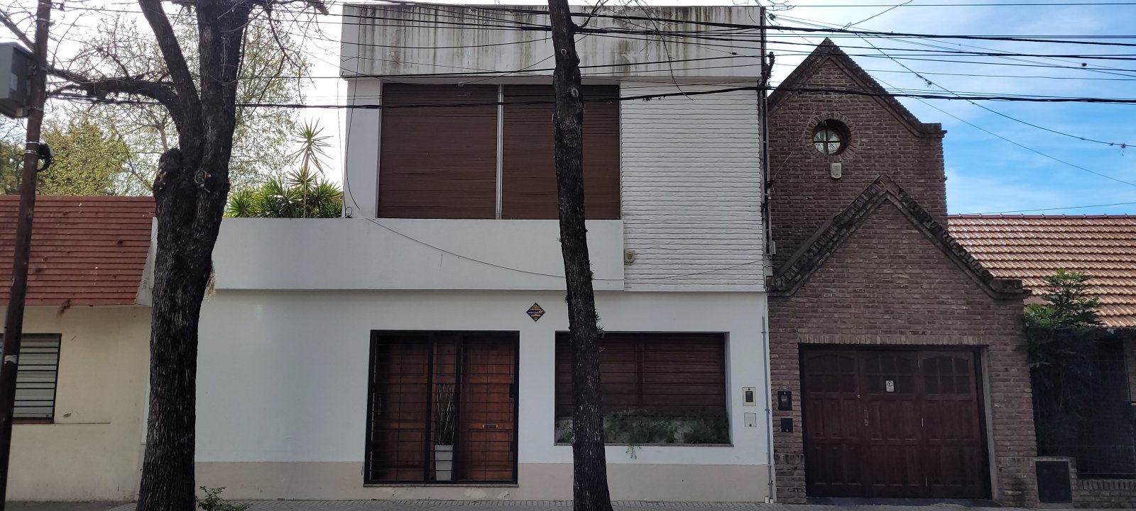 CASA AL FRENTE EN ARROYITO, AMBIENTES AMPLIOS,PATIO,TERRAZA . FERREYRA 1180.