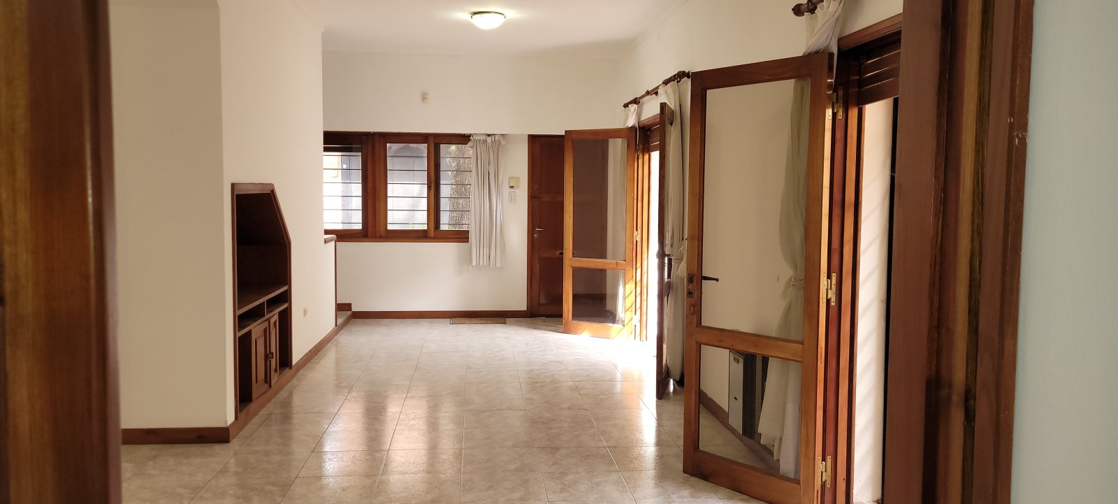 CASA AL FRENTE EN ARROYITO, AMBIENTES AMPLIOS,PATIO,TERRAZA . FERREYRA 1180. — foto 3