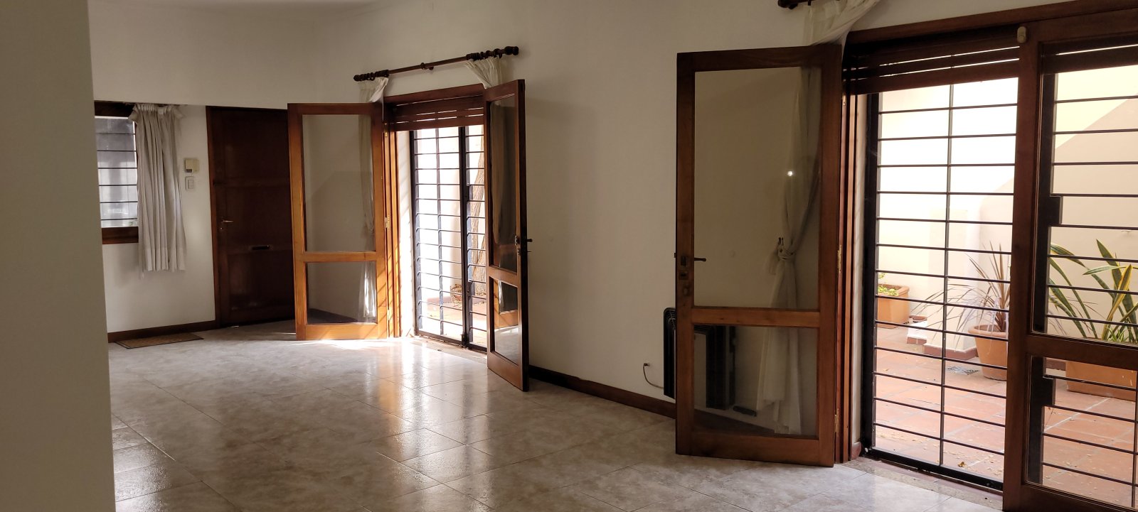CASA AL FRENTE EN ARROYITO, AMBIENTES AMPLIOS,PATIO,TERRAZA . FERREYRA 1180. — foto 4