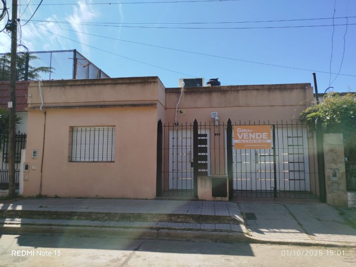 Casa en venta barrio Alberdi, 2 dormitorios y patio.