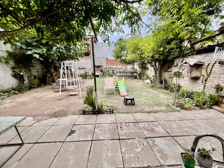SE VENDE CASA CON GRAN PATIO A DOS CUADRAS DE AV DON BOSCO