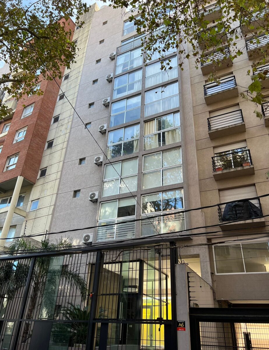 Amplio ambiente de 45 m2 divisible con balcón orientado al Norte. Apto Profesional. — foto 13
