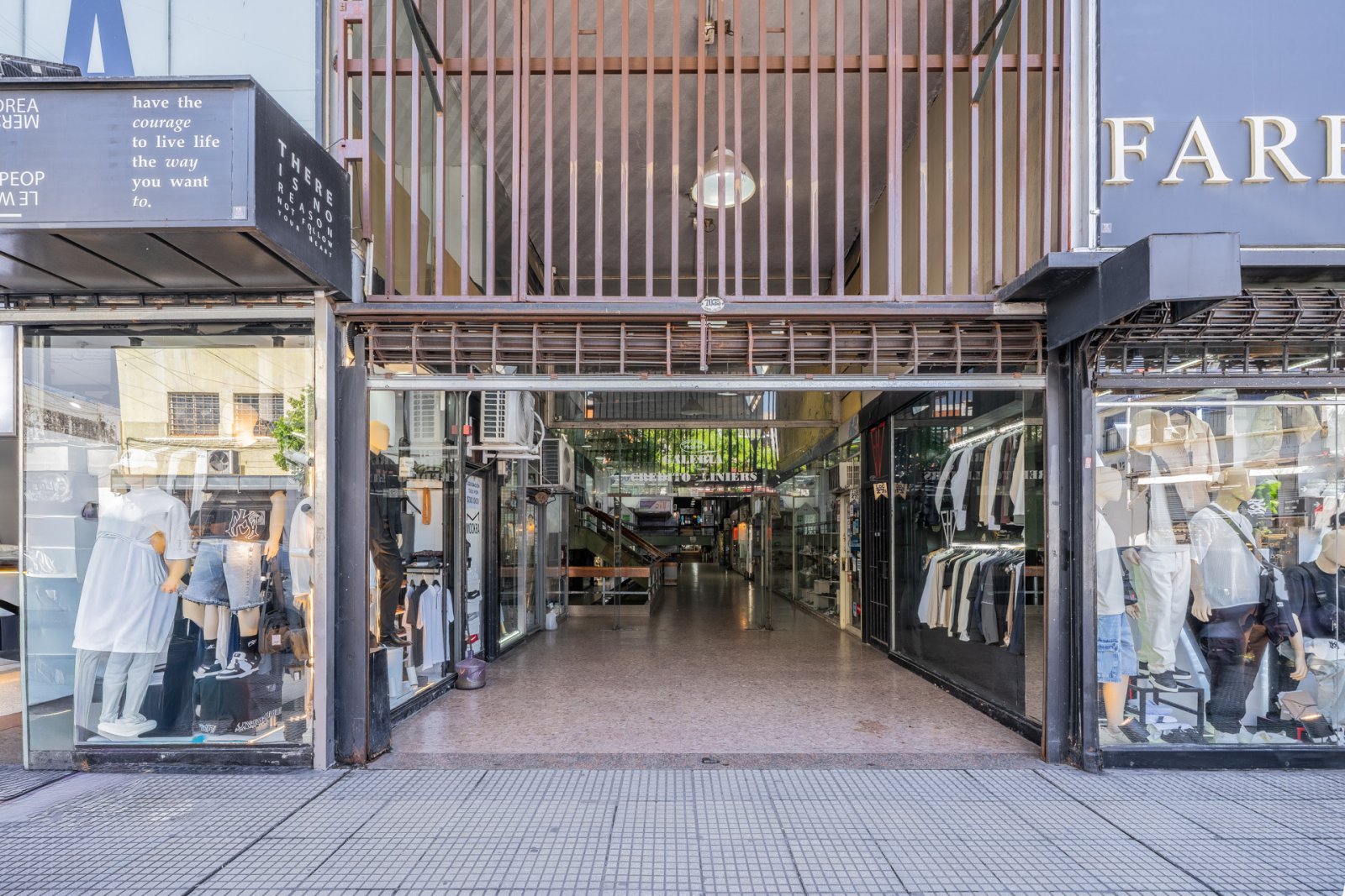 LOCAL EN GALERÍA | 200 M2 | PERMUTA — foto 3