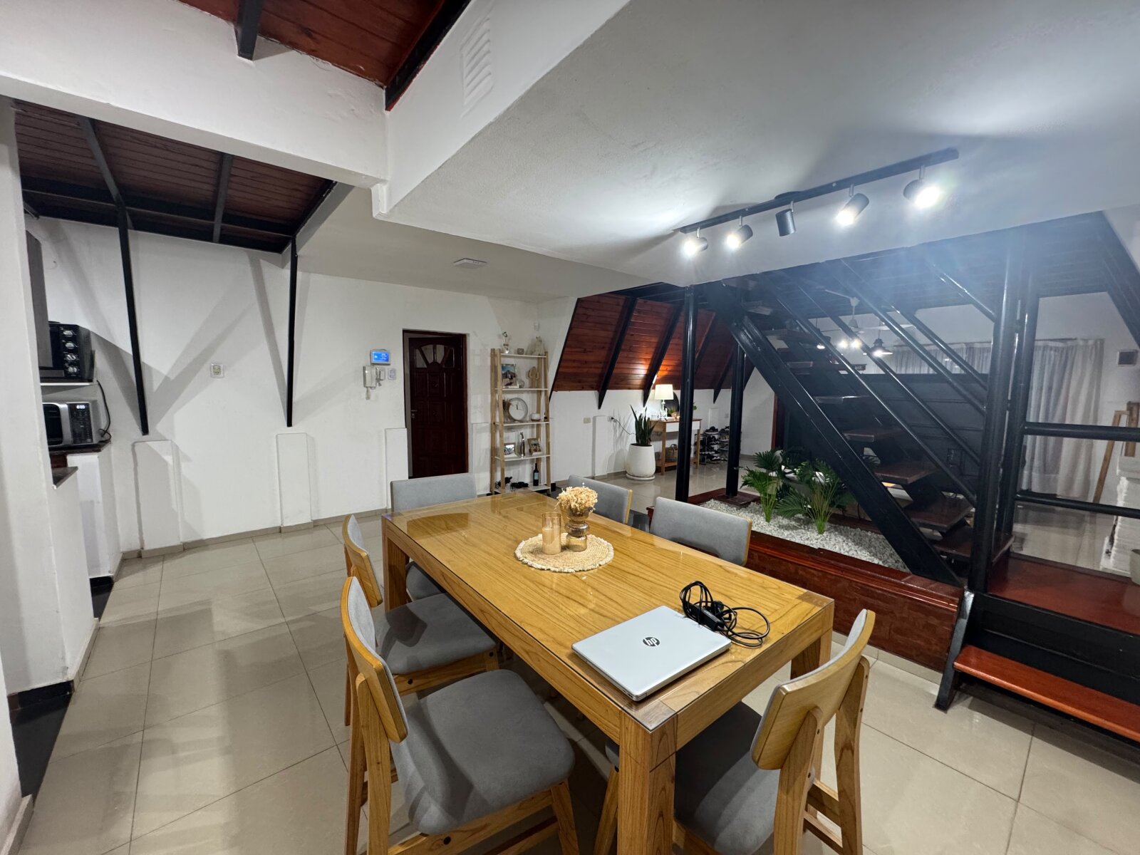 Importante Casa Estilo Alpino. Altos de Mendoza – 4 Dormitorios Quincho y Pileta — foto 3
