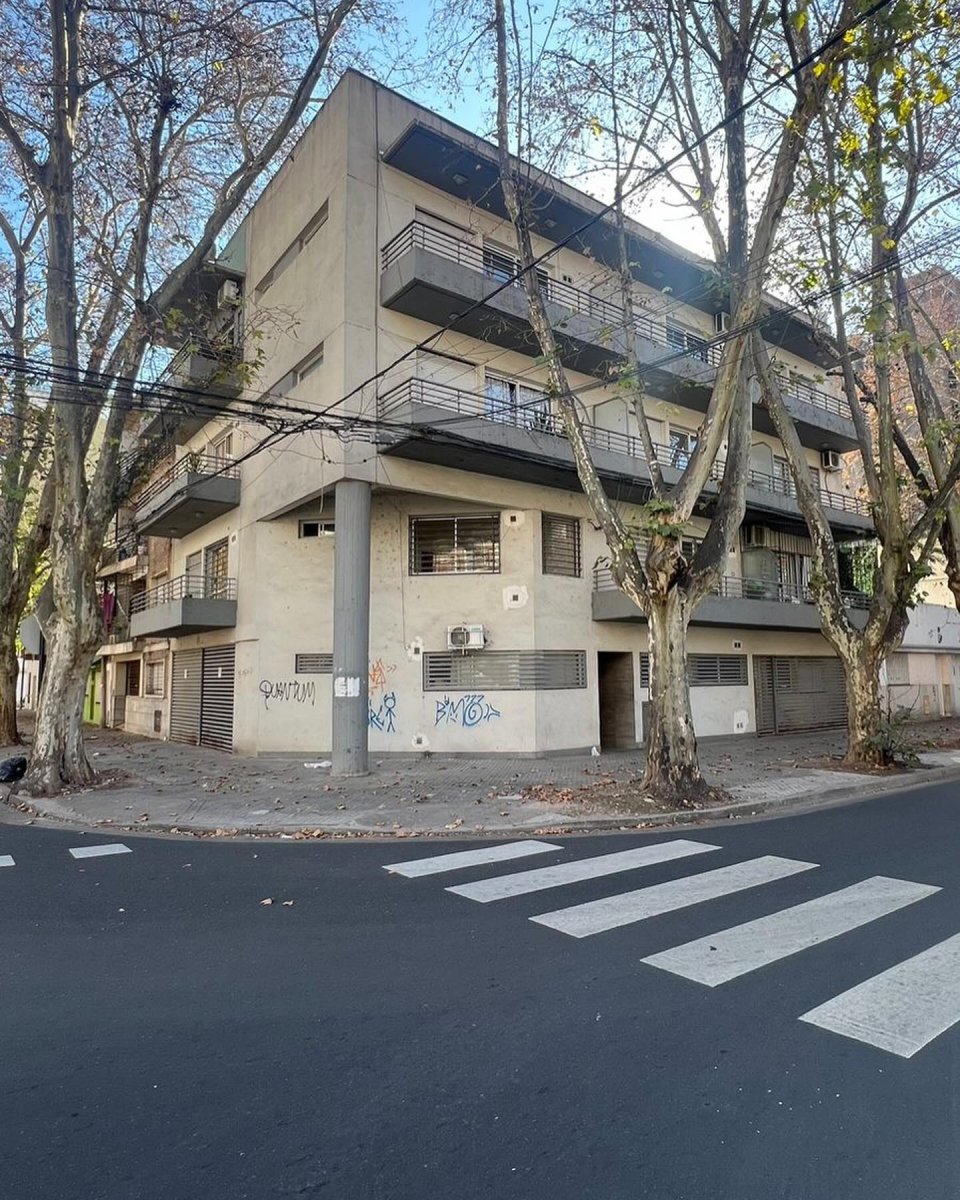 Departamento de 1 dormitorio con balcón al frente y Terraza Exclusiva con parrillero. Zona Medicina.