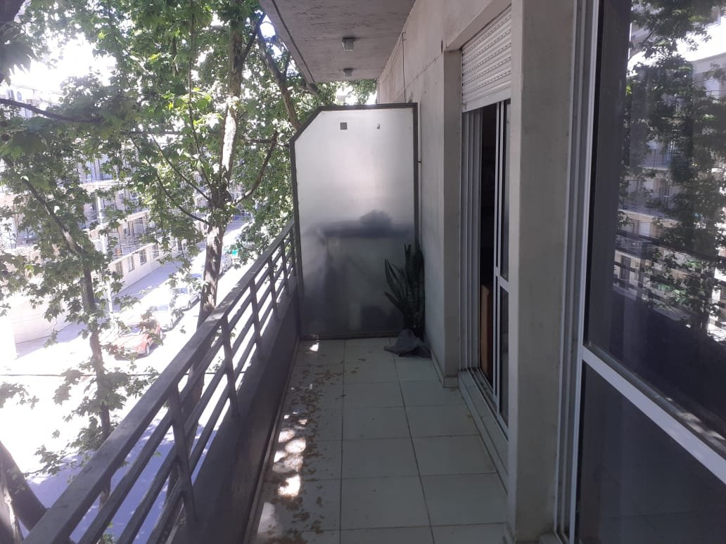 Departamento de 1 dormitorio con balcón al frente y Terraza Exclusiva con parrillero. Zona Medicina. — foto 3