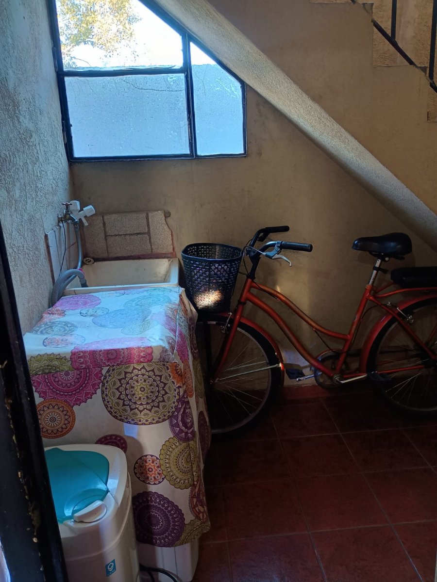 CASA DE PASILLO DE DOS DORMITORIOS, EN BARRIO ABASTO. - 2