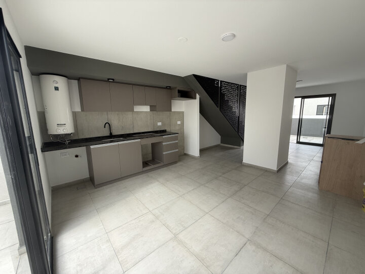 Venta departamento duplex 1 dormitorio y 1 escritorio en Alberdi