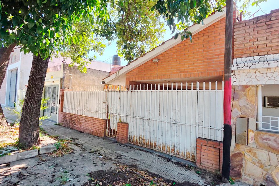 AMPLIA CASA 2 DORMITORIOS A RECICLAR PUEYRREDÓN Y AV. URIBURU — foto 2