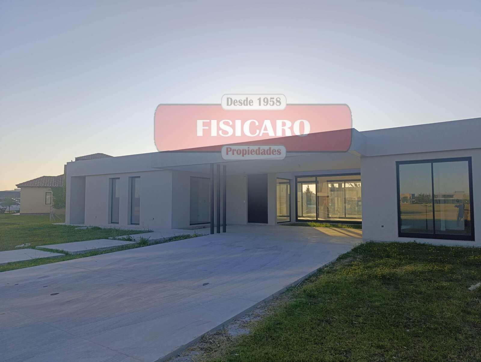 VENTA!!! Casa 5 ambtes c/piscina a la LAGUNA - A ESTRENAR