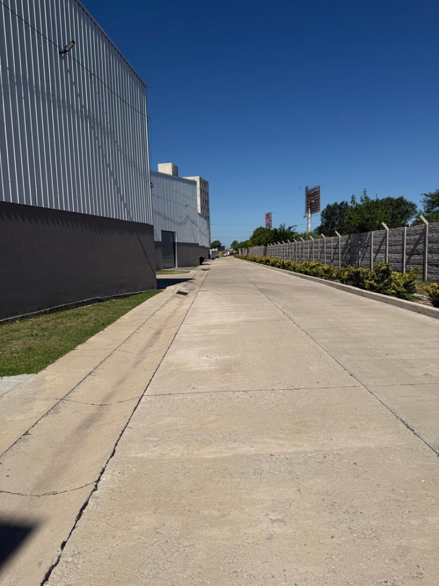 Juan Pablo II 8105 - 200 m2 - Depot Center - 2