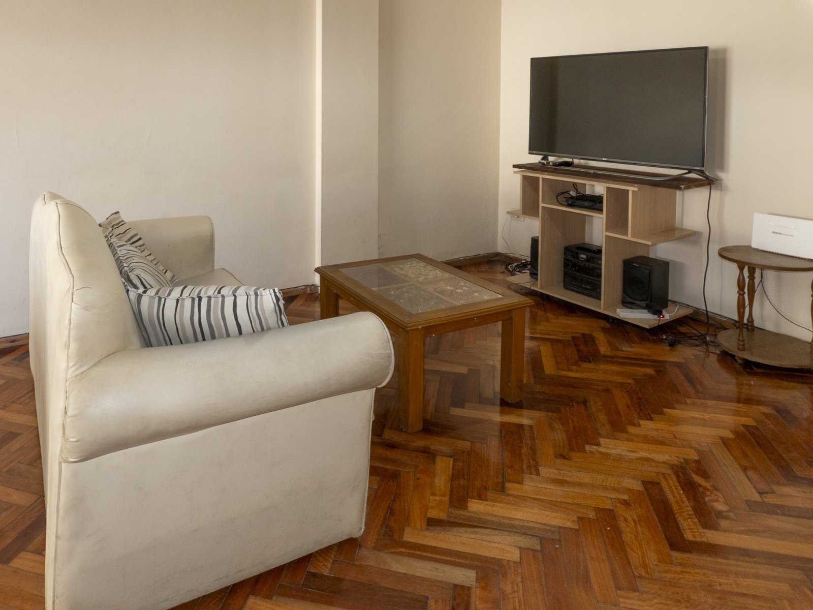 VENTA, Departamento 2 dormitiorios con cochera. En el Centro - 2