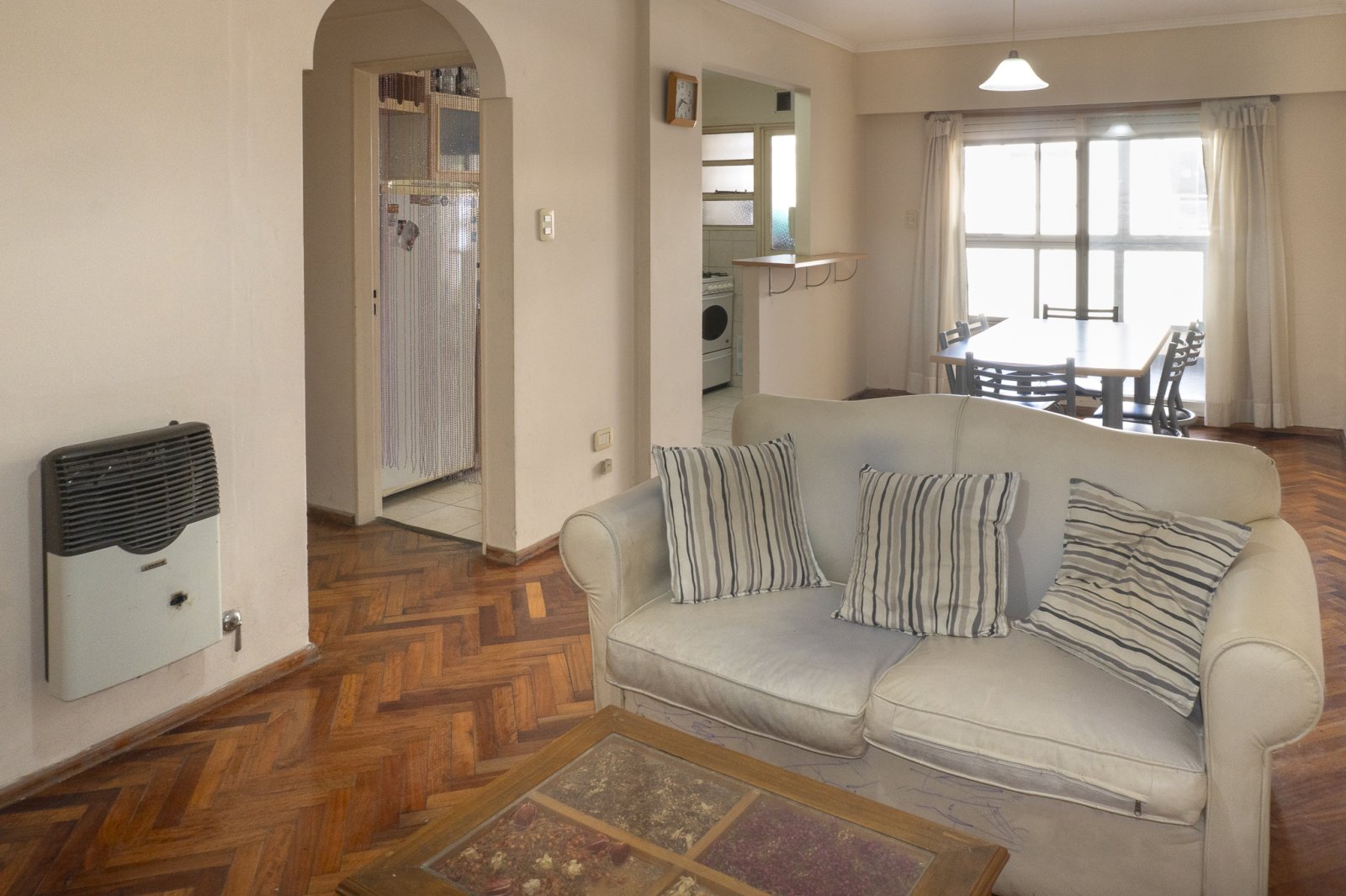 VENTA, Departamento 2 dormitiorios con cochera. En el Centro - 1