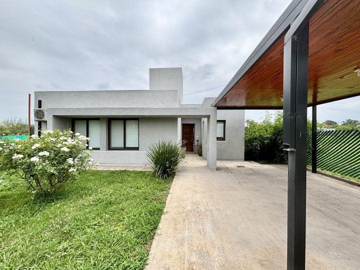 Casa en VENTA , 2 dormitorios , 350 m2 en Tejas Cuatro, diseño moderno y seguridad.