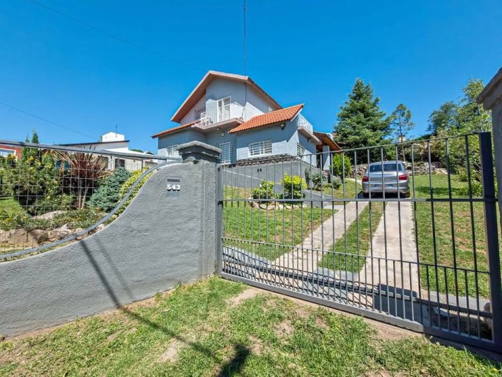 VENTA CASA VILLA CARLOS PAZ A UNA CUADRA DEL RIO 3 DORMITORIO 2 BAÑOS COCHERA 2 AUTOS