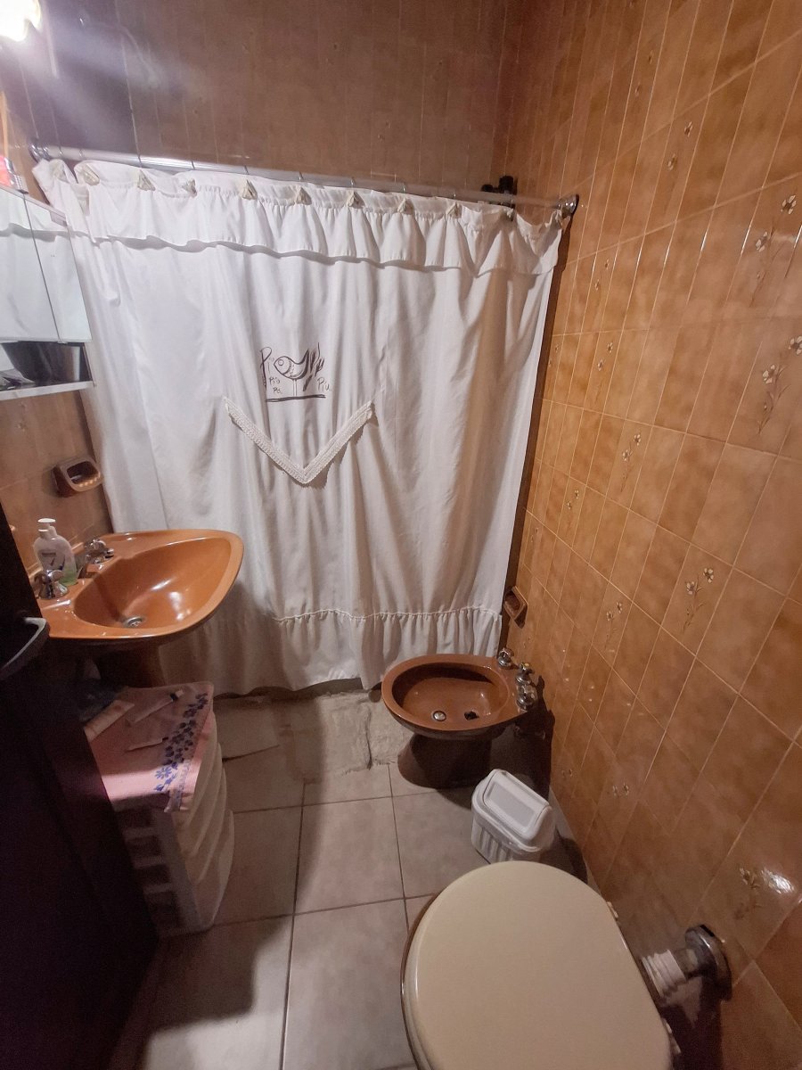 Amplia Casa Pje Miranda 3438 Altura Iriondo 2300 dos plantas 4 dormitorios, garaje, 2 baños — foto 11