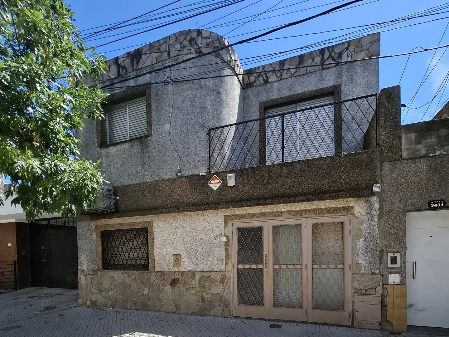 Amplia Casa Pje Miranda 3438 Altura Iriondo 2300 dos plantas 4 dormitorios, garaje, 2 baños