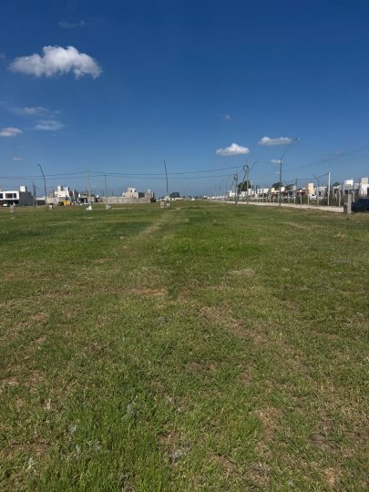 Venta de Lote 350m en Campos de Manantiales