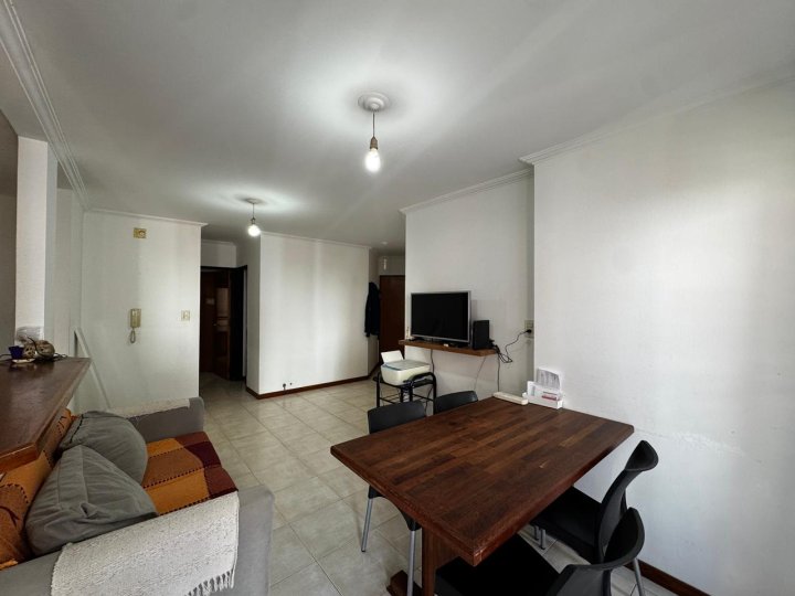 VENTA DEPARTAMENTO 2 DORMITORIOS CON BALCÓN en MEJOR ZONA DE NUEVA CORDOBA .