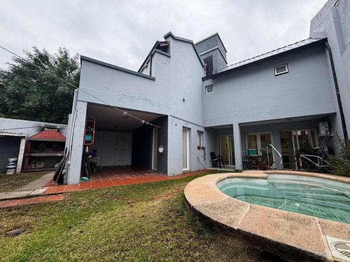 VENTA DÚPLEX 3 DORMITORIOS CON PILETA EN BARRIO TEJAS 1 - ZONA SUR&nbsp;
