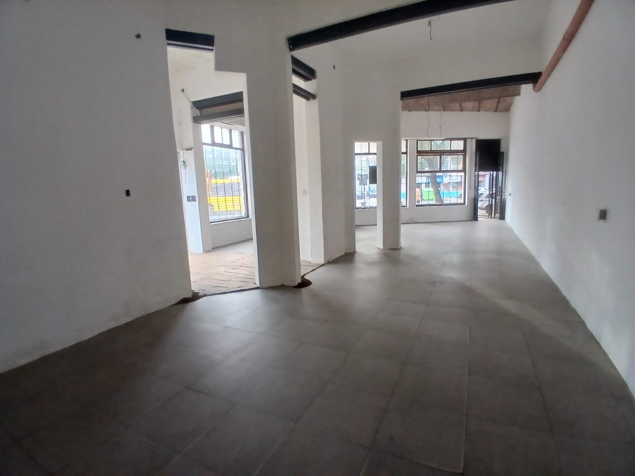 Local Comercial Sobre Av Alberdi — foto 8