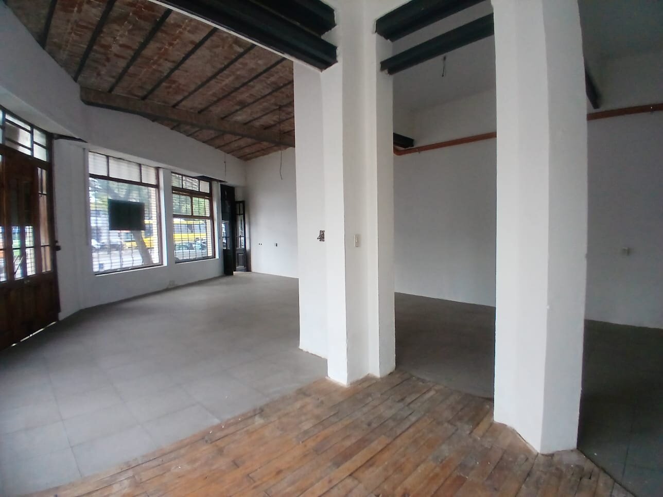 Local Comercial Sobre Av Alberdi — foto 4