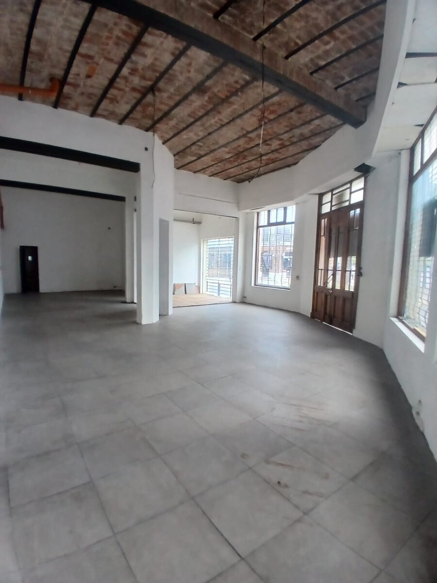 Local Comercial Sobre Av Alberdi — foto 5